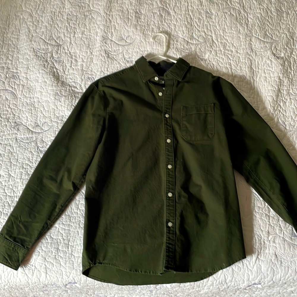 Barely Worn Under Armor Heat Gear Medium Loose Fit Button Down